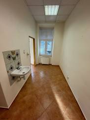  Priestor s umývadlom na prízemí na Moyzesovej ul. - 15,4 m2